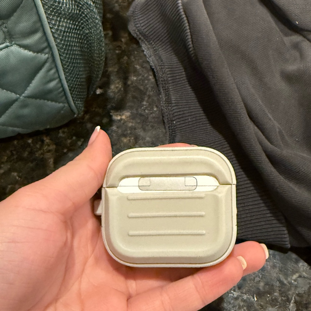 AirPods 3rd generation charging case (without AirPods) - Picture 5 of 5